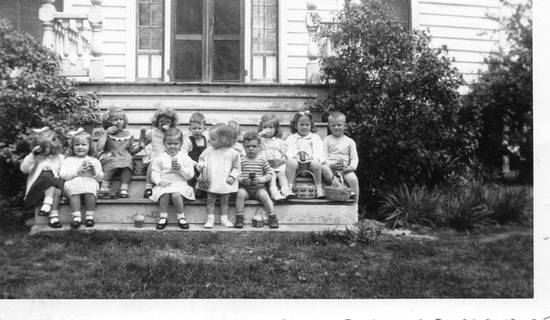 chuckatuck-kids-on-meadowlot-front-poarch-in-1950-see-folder-for-names-img062