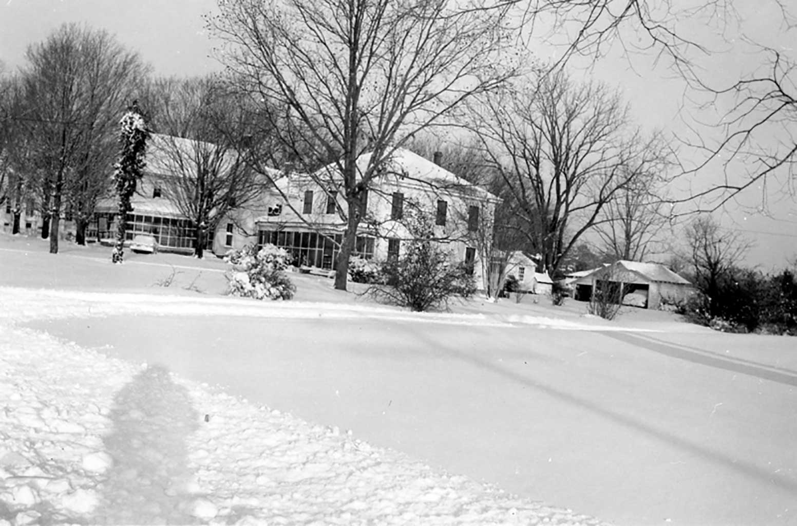 gilliam-homes-in-the-snow-in-1956-img356