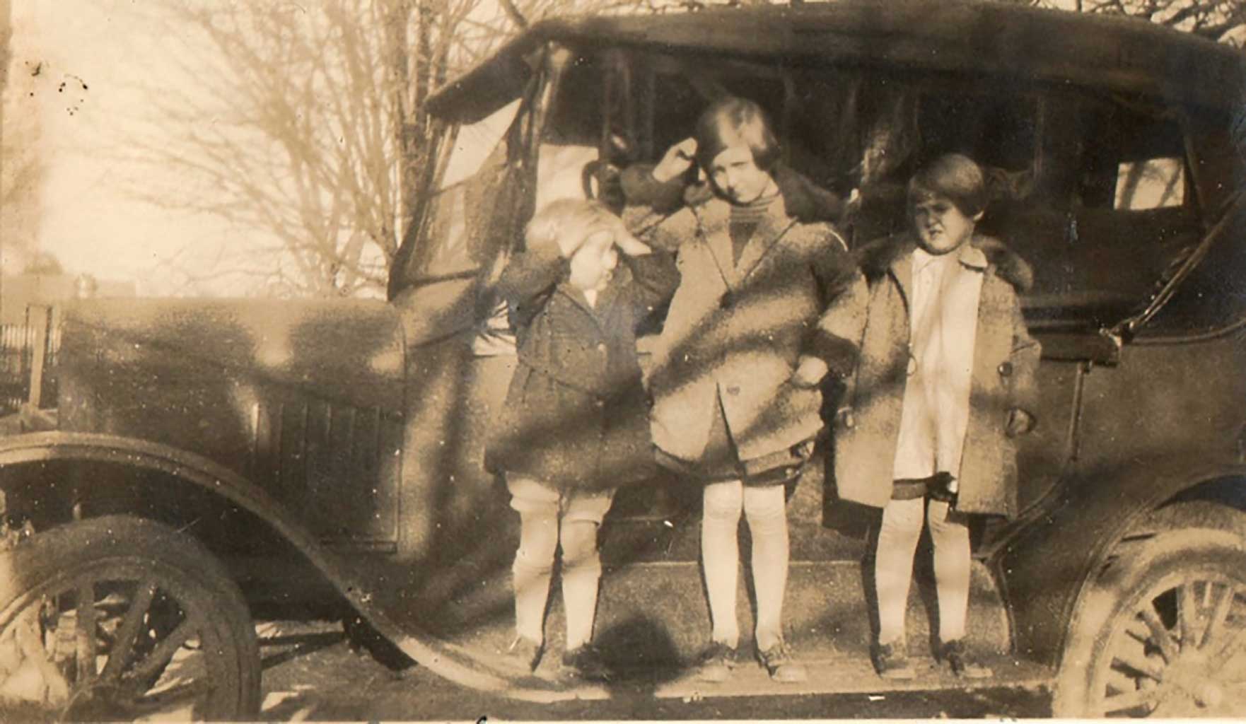 nancy-francis-and-judith-with-the-family-car-1924-26-img340