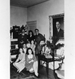 picture-of-b-w-godwin-family-in-living-room-1943-img335