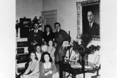 picture-of-b-w-godwin-family-in-living-room-1943-img335