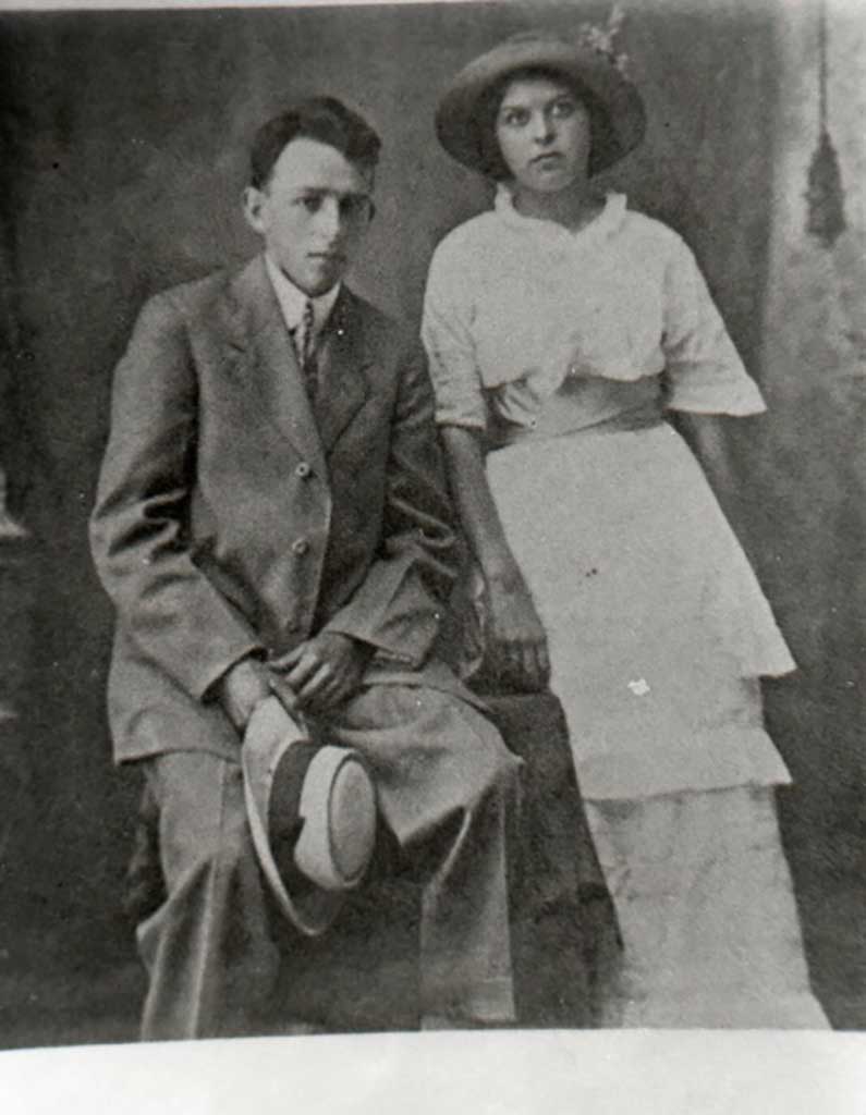 jack-hulda-kelly-and-wife-nannie-ruby-moody-kelly-circa-1918-img350