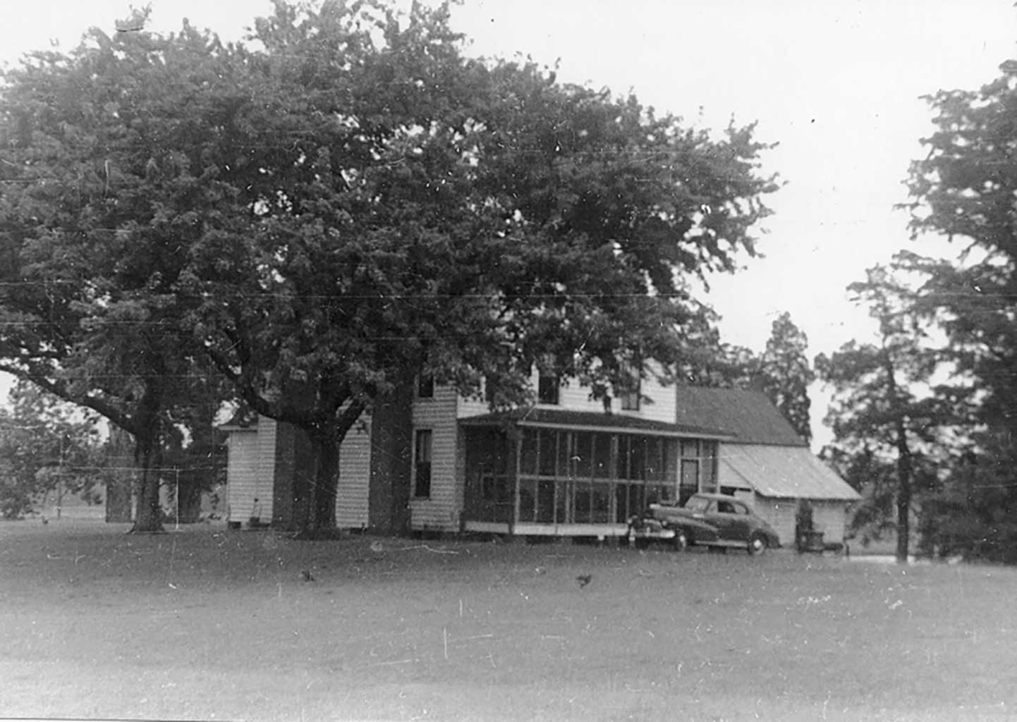 front-view-of-cypress-vale-plantation-the-corbell-cotten-home-on-chuckatuck-creek-1950-img544