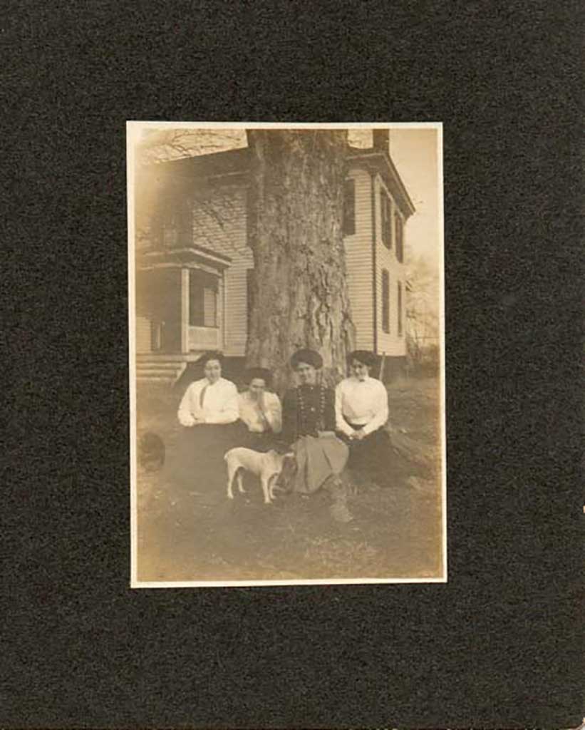 four-ladies-outside-of-cotten-home-1909-img043