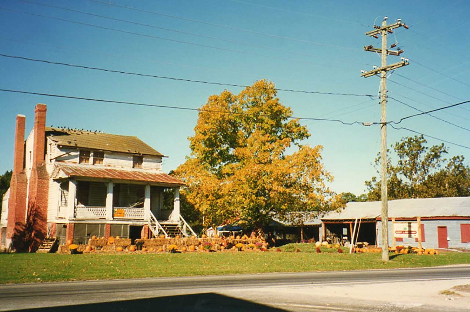 spady-home-at-haloween-in-1995-plus-outbuildings-img296