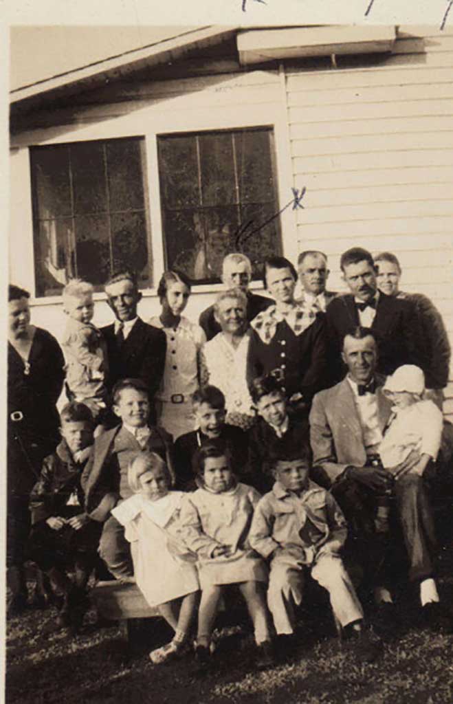 henry-gayle-sr-center-back-with-children-elwood-seated-leslie-edith-g-bradshaw-louise-g-sutton-and-families-brenda-wright-photo